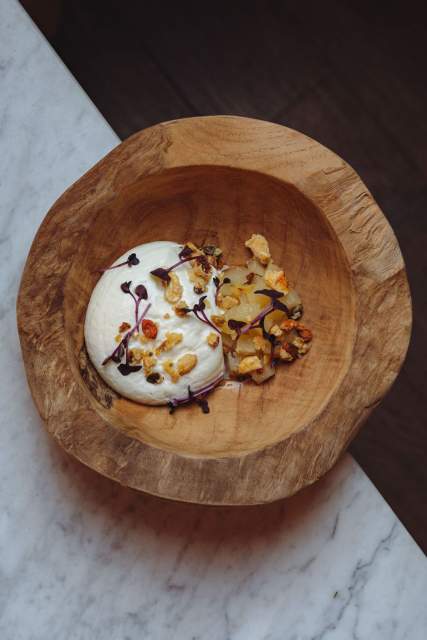Entrée gastronomique accompagnée de cocktails à La Cabane Meudon, restaurant traditionnel français à Meudon