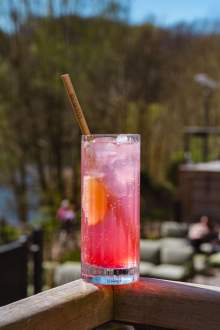 Cocktail rafraîchissant servi sur la terrasse de La Cabane Meudon, restaurant convivial en pleine nature à Meudon