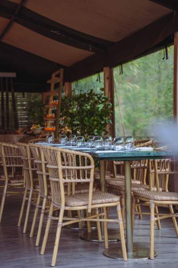 Table dressée sur la terrasse couverte de La Cabane Meudon, restaurant en forêt à Meudon adapté aux repas de groupe