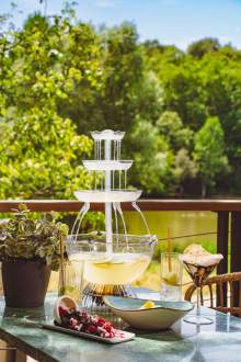 Fontaine à boisson sur la terrasse de La Cabane Meudon avec vue sur le lac, restaurant en pleine nature à Meudon