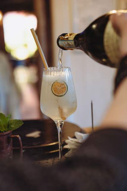 Service d’un cocktail au bar de La Cabane Meudon, restaurant convivial en pleine nature à Meudon