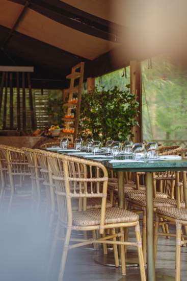 Table dressée sur la terrasse couverte de La Cabane Meudon, restaurant en forêt pour repas de groupe et événements à Meudon