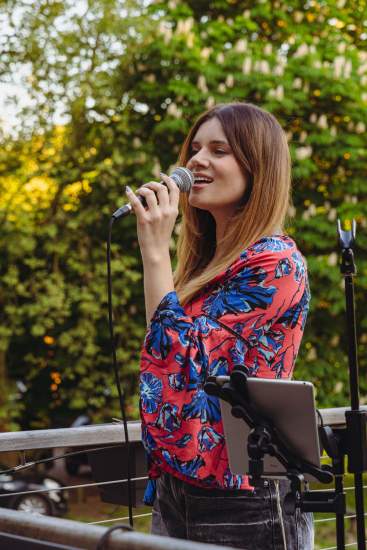 Chanteuse en concert sur la terrasse de La Cabane Meudon lors d’une soirée à thème en forêt à Meudon