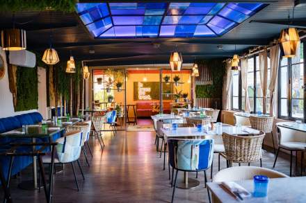 Espace terrasse couvert de La Cabane Meudon aménagé pour événements, restaurant en forêt à Meudon