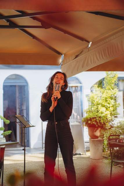Concert live sur la terrasse de La Cabane Meudon lors d’une soirée à thème, restaurant événementiel en forêt à Meudon