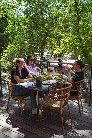 Boissons et plats partagés sur la table de La Cabane Meudon, restaurant convivial avec terrasse en pleine nature à Meudon