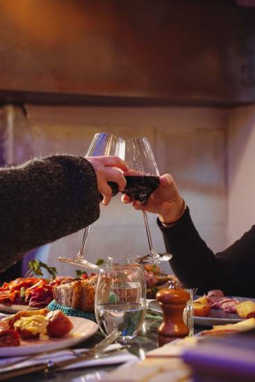 Clients trinquant autour d’un repas convivial à La Cabane Meudon, restaurant traditionnel français à Meudon