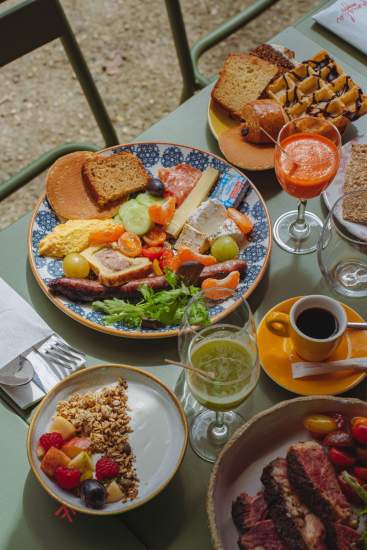 Brunch complet servi à La Cabane Meudon, restaurant en pleine nature proposant des brunchs à Meudon