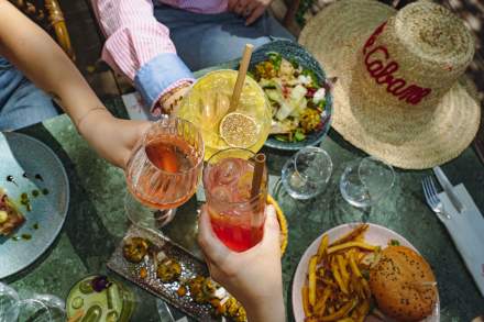 Boissons et plats partagés sur la table de La Cabane Meudon, restaurant convivial avec terrasse en pleine nature à Meudon