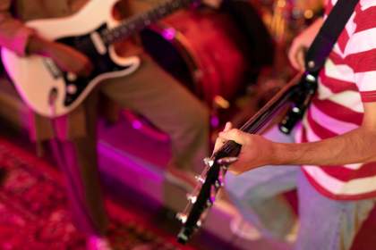 Musiciens jouant en live lors d’une soirée à thème à La Cabane Meudon, restaurant événementiel en forêt à Meudon