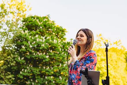 Chanteuse animant une soirée en plein air à La Cabane Meudon, restaurant événementiel en forêt à Meudon