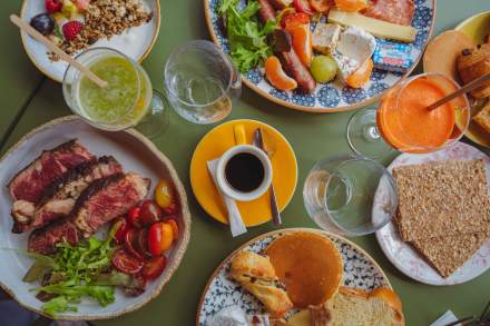 Table dressée pour un brunch à La Cabane Meudon, restaurant en pleine nature proposant des brunchs conviviaux à Meudon