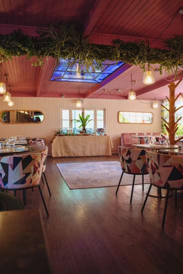 Salle lumineuse et chaleureuse de La Cabane Meudon, restaurant en forêt avec espace événementiel à Meudon