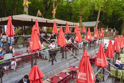 Grande terrasse de La Cabane Meudon au cœur de la forêt, restaurant avec vue sur le lac de Meudon et espaces événementiels