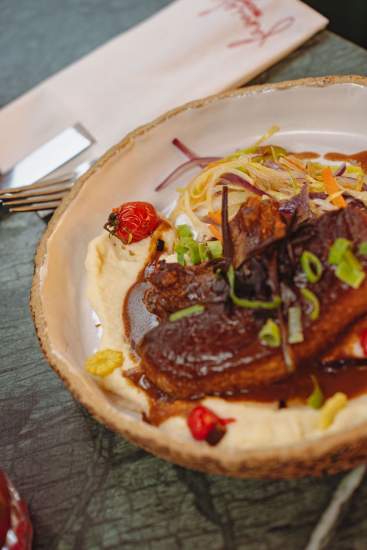 Plat de viande dressé avec légumes de saison à La Cabane Meudon, restaurant traditionnel français en pleine nature à Meudon