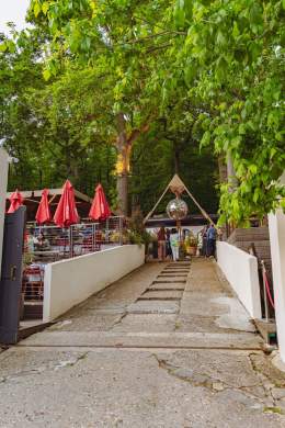 Entrée de La Cabane Meudon au cœur de la forêt, restaurant avec grande terrasse et accès facile à Meudon