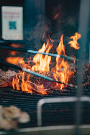Cuisson de viande au barbecue à La Cabane Meudon, restaurant en forêt proposant des soirées barbecue à Meudon