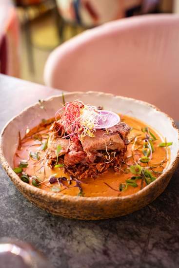 Plat mijoté servi à La Cabane Meudon, restaurant traditionnel français proposant une cuisine de saison à Meudon