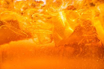 Gros plan sur un cocktail orange avec glaçons servi à La Cabane Meudon, restaurant convivial en forêt à Meudon