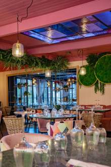 Salle intérieure de La Cabane Meudon avec décoration végétale, restaurant chaleureux en forêt à Meudon