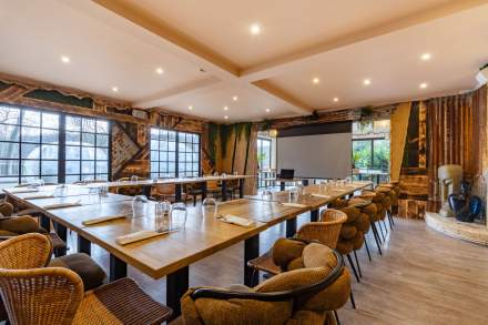 Salle de réception de La Cabane Meudon aménagée pour séminaires et événements professionnels, restaurant en forêt à Meudon