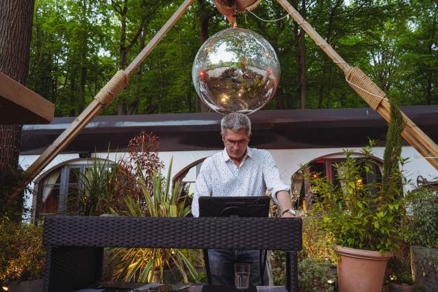 DJ animant une soirée en plein air à La Cabane Meudon, restaurant événementiel en forêt à Meudon