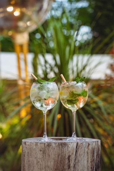 Cocktails servis sur la terrasse de La Cabane Meudon, restaurant convivial en pleine nature à Meudon