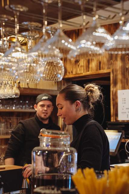 Équipe de La Cabane Meudon au bar du restaurant, ambiance conviviale et chaleureuse en pleine nature à Meudon