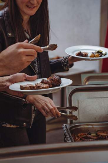 Repas convivial partagé à La Cabane Meudon avec plats et boissons, restaurant en pleine nature à Meudon