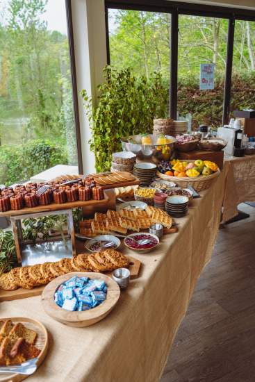 Buffet de brunch sucré et salé à La Cabane Meudon, restaurant en pleine nature proposant des brunchs conviviaux à Meudon