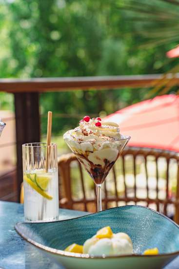 Allée d’accès menant à La Cabane Meudon au cœur de la forêt, restaurant avec grande terrasse à Meudon