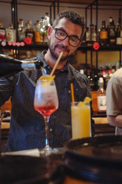 Barman préparant des cocktails au bar de La Cabane Meudon, restaurant convivial en pleine nature à Meudon