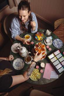 Brunch partagé entre amis à La Cabane Meudon, restaurant en pleine nature proposant des brunchs conviviaux à Meudon