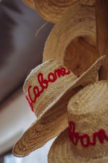 Chapeau de paille La Cabane Meudon avec logo brodé, accessoire emblématique du restaurant en forêt à Meudon