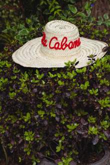Chapeau de paille La Cabane posé sur la végétation, restaurant traditionnel français en forêt à Meudon