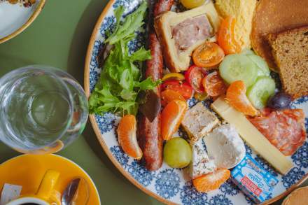 Assiette de brunch salé servie à La Cabane Meudon, restaurant en pleine nature proposant des brunchs à Meudon