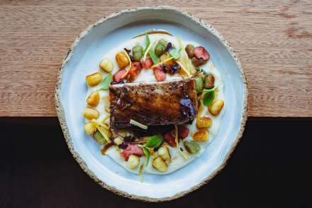 Plat raffiné servi à La Cabane Meudon, restaurant traditionnel français proposant une cuisine de saison à Meudon