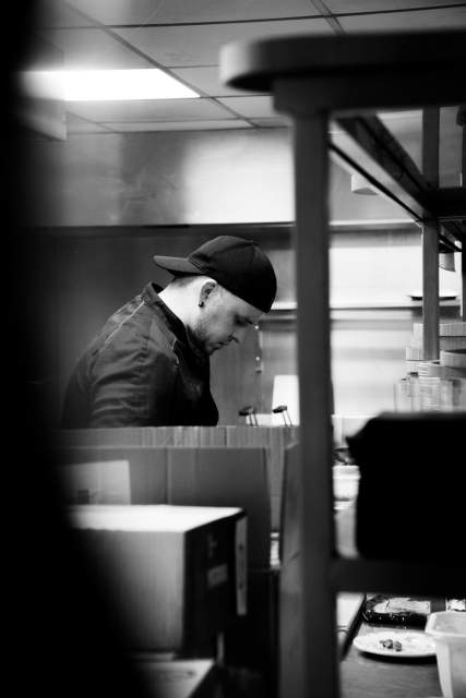 Chef cuisinier de La Cabane Meudon au travail en cuisine, restaurant traditionnel français en pleine forêt à Meudon