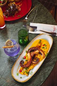 Plat gastronomique accompagné d’un cocktail à La Cabane Meudon, restaurant traditionnel français en pleine nature à Meudon