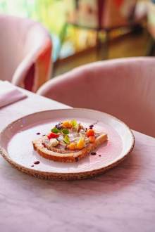 Entrée gastronomique dressée à La Cabane Meudon, restaurant traditionnel français proposant une cuisine raffinée à Meudon