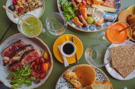 Assortiment de plats servis lors d’un brunch à La Cabane Meudon, restaurant en pleine nature à Meudon