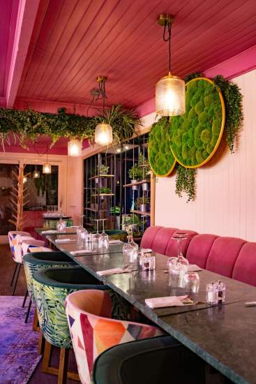 Salle intérieure colorée de La Cabane Meudon, restaurant chaleureux en forêt idéal pour événements et repas conviviaux à Meudon