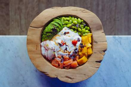 Plat coloré et frais servi à La Cabane Meudon, restaurant proposant une cuisine de saison en pleine nature à Meudon