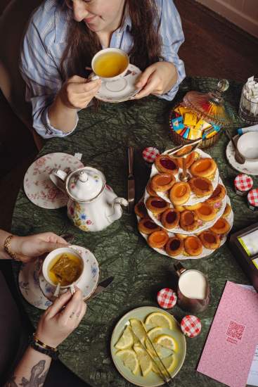 Goûter gourmand avec thé et pâtisseries servi à La Cabane Meudon, restaurant convivial en pleine nature à Meudon