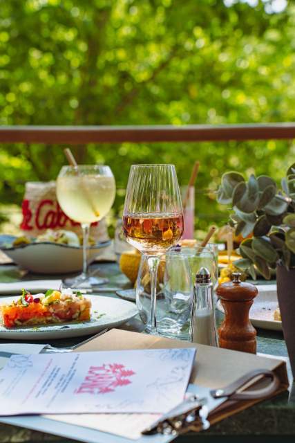 Concert live sur la terrasse de La Cabane Meudon lors d’une soirée à thème, restaurant événementiel en forêt à Meudon