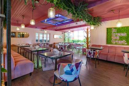 Salle lumineuse et colorée de La Cabane Meudon, restaurant en forêt avec espaces événementiels à Meudon
