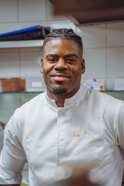 Chef cuisinier de La Cabane Meudon en cuisine, restaurant traditionnel français en pleine forêt à Meudon