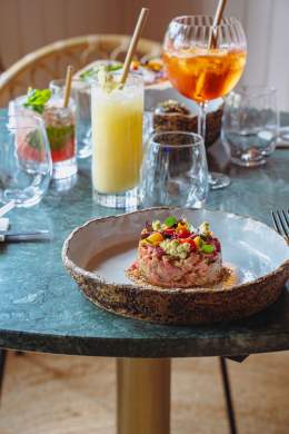 Plat gastronomique servi à La Cabane Meudon, restaurant traditionnel français avec terrasse en pleine nature à Meudon