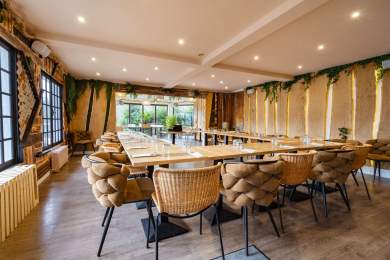 Salle de réception de La Cabane Meudon aménagée pour séminaires et événements professionnels, restaurant en forêt à Meudon