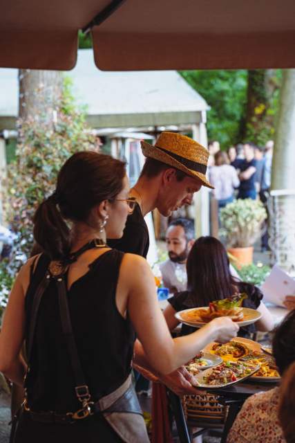 Service de plats lors d’un événement à La Cabane Meudon, restaurant en forêt proposant des prestations événementielles à Meudon